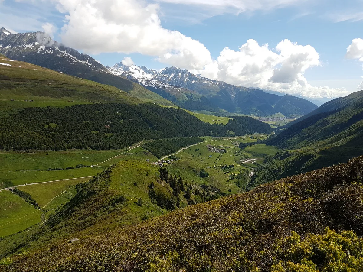 Berggebiet_Graubuenden_ji Bergbauern brauchen im Sommer Hilfe