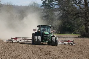 Bei Miete oder Gebrauch landwirtschaftlicher Maschinen sollte ein Übernahmeprotokoll zur Maschine mit der Auflistung von vorhandenen Schäden erstellt werden.