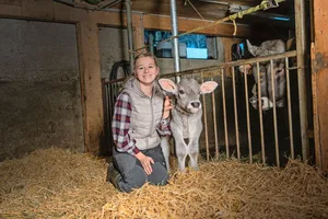 Luzia Bieri ist mit Braunvieh aufgewachsen. Im Stall von Familie Bieri stehen Original-Braunvieh-Tiere aus eigener Zucht, allesamt behornt.