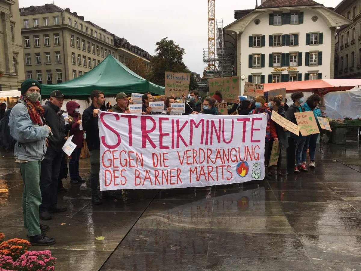 a1c13d22a5fc0ffb50f78fe0616611b4d09cd774 Während einer Minute wurden die Besucher des Berner Märits am Samstagmorgen um 9 Uhr nicht bedient. Dabei arbeiteten die Marktfahrenden und Klimastreikenden zusammen, um den Anliegen des Marktes Gehör zu verschaffen. (Bild jsc)