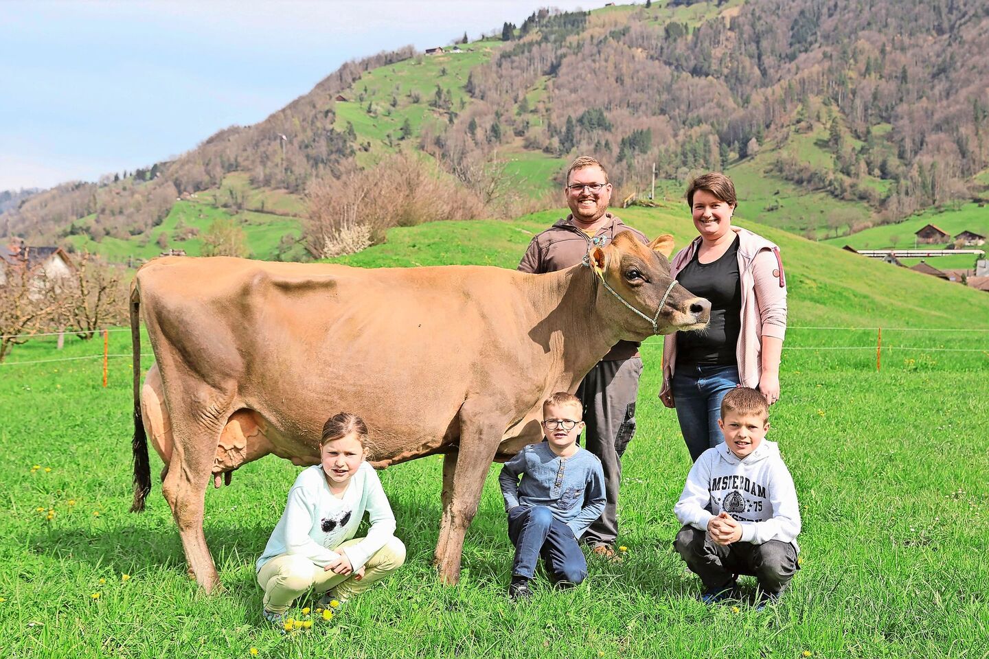 Werner und Margrit Kenel mit den Kindern Michaela (8), Pirmin (6) und Daniel (10) sowie der Casino-Tochter Carola (EX 94; HL 8823 kg Milch, 5,57 % Fett; 4,22 % Eiweiss, 18 Zellzahl).