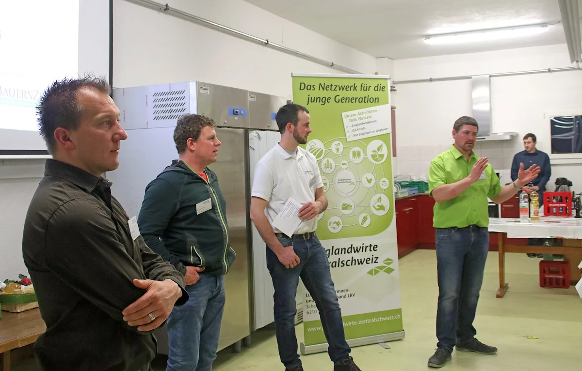 47e2fb878a4ed778a8e3ecb46b0944a095f7b98c Daniel Rüttimann (grünes Hemd) vom Enikerhof ist auf den Direktverkauf spezialisiert. (Bild Heinz Abegglen)