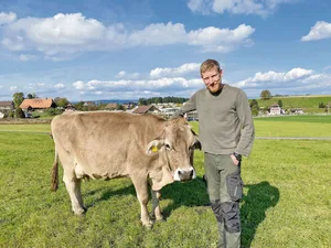 Thomas König und eine seiner OB-Mutterkühe. Die Herde vereint verschiedene Rassen, gedeckt werden die Kühe von einem Limousin-Muni. Die extensive Haltung passt gut zu Königs Betriebsphilosophie.