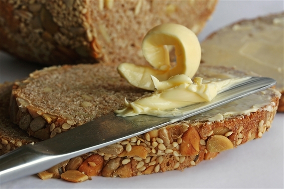 Für ein Kilogramm Butter braucht es 25 Liter Milch. (Bild: birgitH / pixelio.de)
