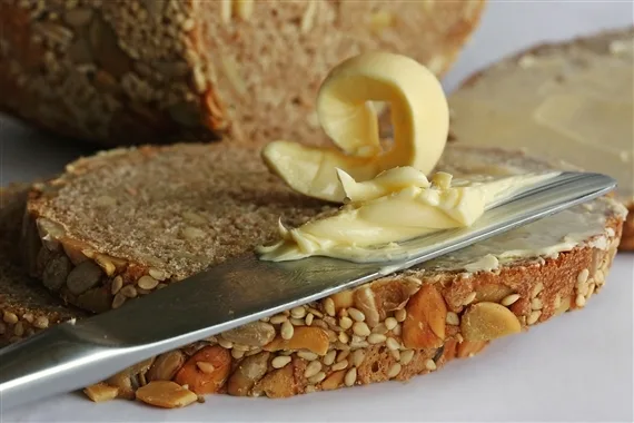 e014925cee7f21475716298b6ba81795ba808b97 Für ein Kilogramm Butter braucht es 25 Liter Milch. (Bild: birgitH / pixelio.de)