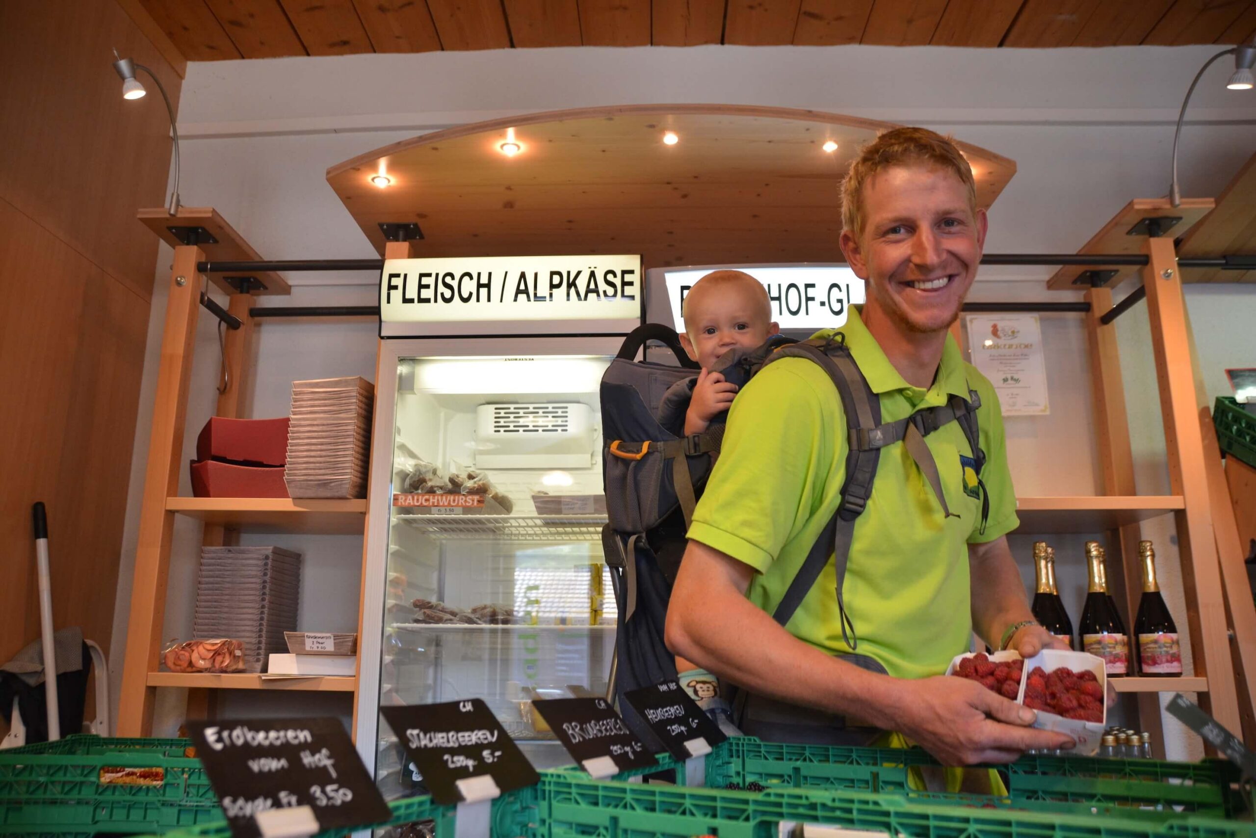 Beerenpflanzer Florian Kuhn mit Tim im Hofladen. (Fotos Armin Emmenegger)