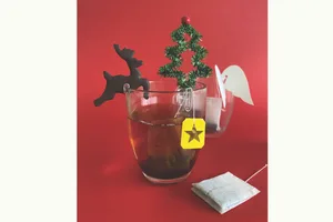 Vorweihnachtlich geschmückte Tassen mit selbst gemachten Adventsaufsteckern und Teebeutelhaltern.
