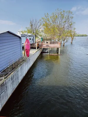 Im Frühling führt der Mississippi viel Schmelzwasser mit sich. Wo auf dem Bild Wasser zu sehen ist, fliesst normalerweise kein Fluss, es ist Grasland. Im Moment ist das Wasser nur 20 cm davon entfernt, über die Mauer zu treten.