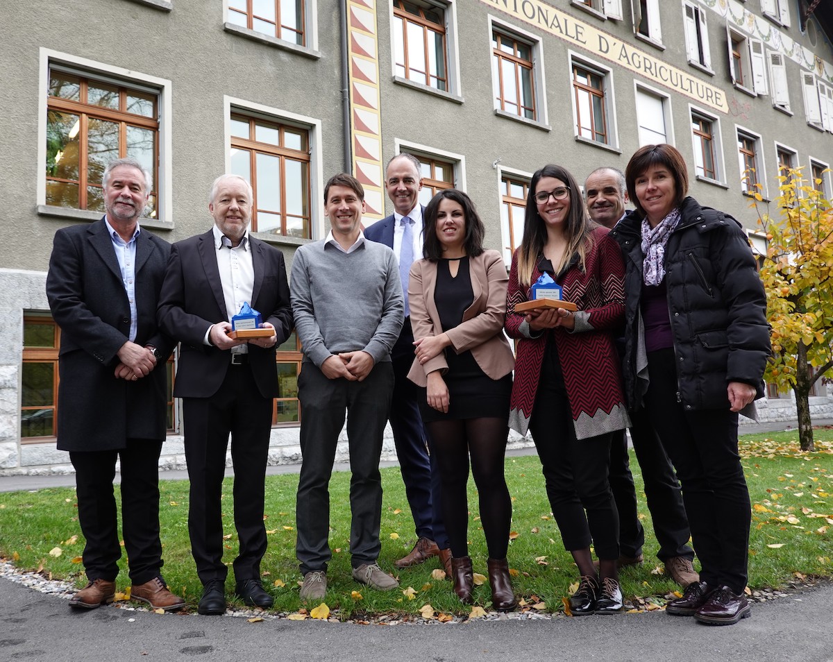Die Gewinner der Walliser Agrarauszeichnungen 2019, die Weingenossenschaft Sankt Jodern Kellerei in Visperterminen und die Familie Dubosson aus Morgins haben ihre Auszeichnungen von Staatsrat Christophe Darbellay entgegengenommen. (Bild zVg)