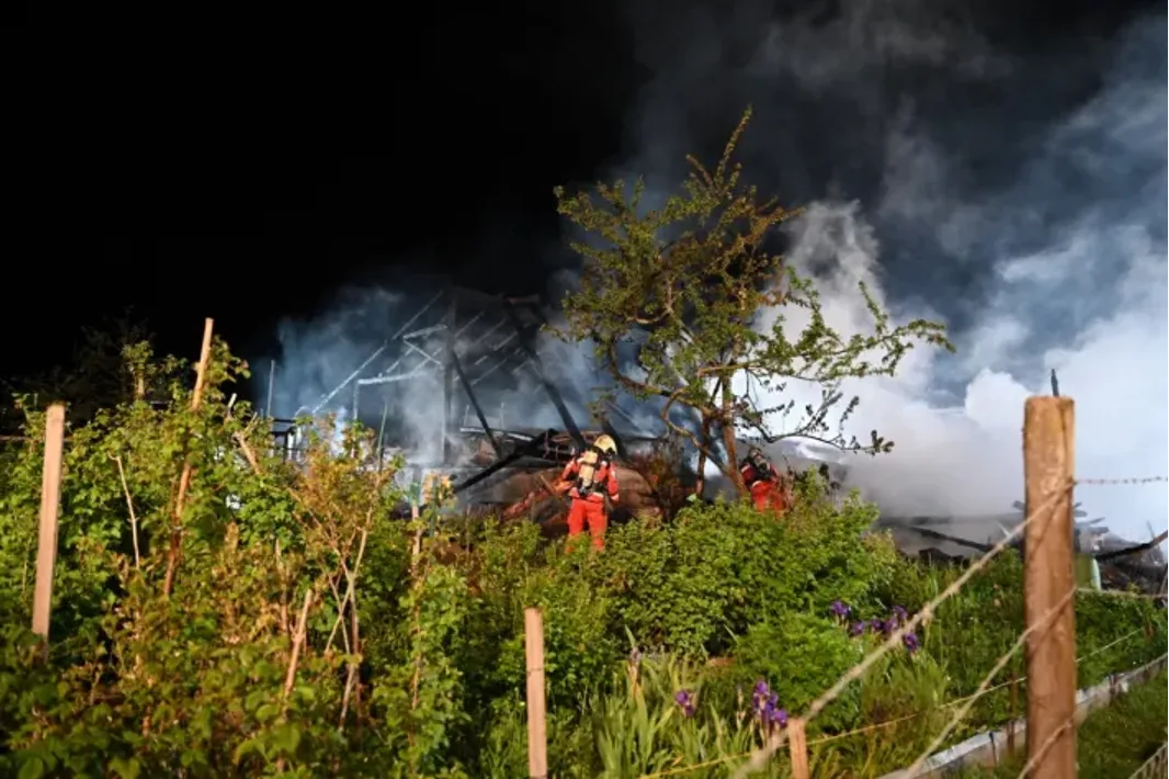 Unbenannt Scheune von Flammen zerstört