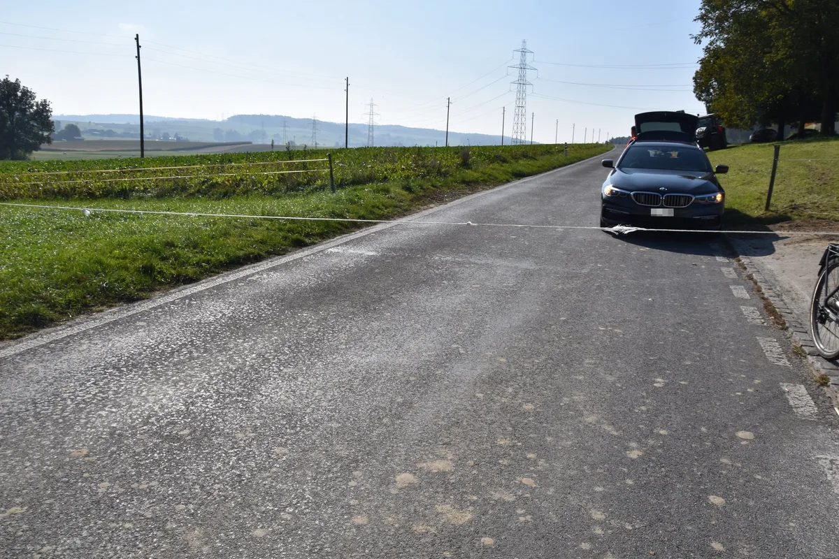 bz-akt5-43-unfall-jw E-Bike-Fahrer stürzt, Landwirt angezeigt: «Pressengarn ist schlecht sichtbar und gefährlich»