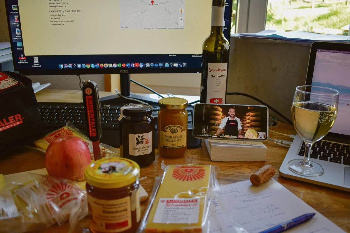 a63595ebc3d8a2949bdb8cca6e9b773195ddbc8b Homeoffice einmal anders: Emmentaler Switzerland verführte Journalisten via Bildschirm zu einer kulinarischen Genussreise durch die Käsekeller des Emmentalers AOP.(Bild Daniela Joder)