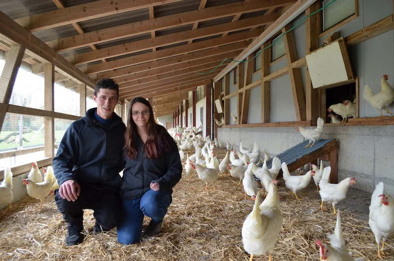 bcbd7f564d522db907a561ab1bdbb15c11a55685 Silvan Ruthishauser und Jasmine Widmer. Den Eierproduzenten bereiten die bevorstehenden Initiativen Sorgen. (Bilder Daniel Thür)