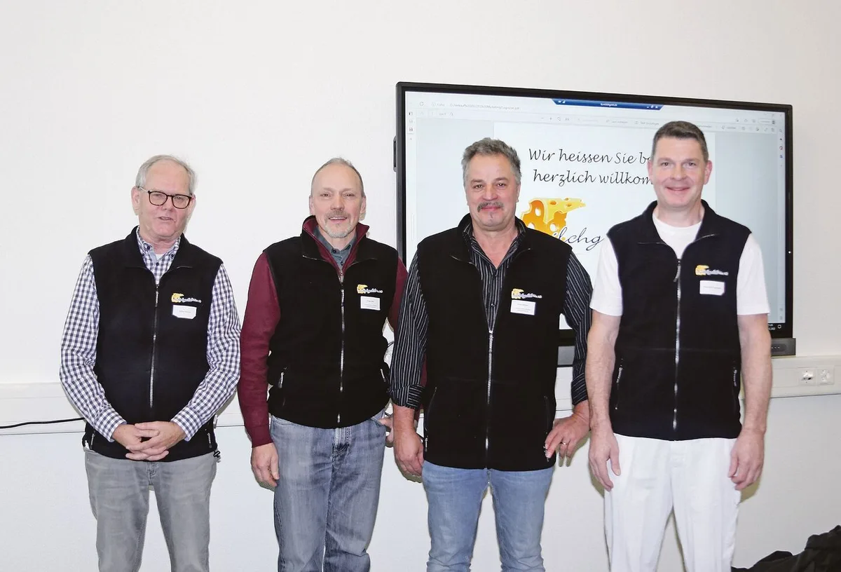 4e274eb1b1d9084114f670aa2e83a2ea404e018b4f20cd28c45ae783584b21d6 Die beiden Verwaltungsratspräsidenten Hugo Abt (Freiämter Käserei AG, 2. von links) und Peter Bütler (Milchgold Käse AG) flankiert von Geschäftsführer Stefan Gasser (links) und Betriebsleiter Hansruedi Zgraggen.