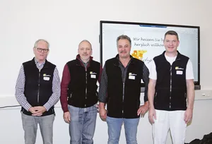 Die beiden Verwaltungsratspräsidenten Hugo Abt (Freiämter Käserei AG, 2. von links) und Peter Bütler (Milchgold Käse AG) flankiert von Geschäftsführer Stefan Gasser (links) und Betriebsleiter Hansruedi Zgraggen.