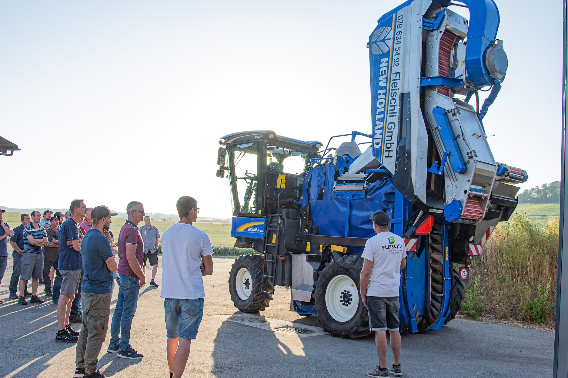 Eine grosse Maschine erntet kleine Trauben am Schaffhauser Sommerhöck