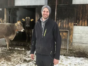 Jörg Büchi ist als Landwirt, Farmfluencer und Agrartreuhänder tätig. In erster Linie ist er aber Milchbauer und hat Freude an seinen 30 Brown-Swiss-Kühen.
