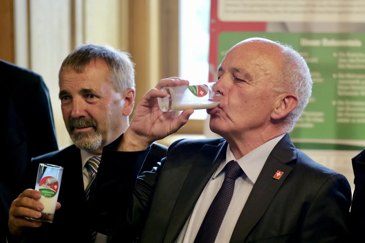 Kern_Hanspeter_Maurer_Ueli_Milch_gruener_Teppich Hanspeter Kern und Ueli Maurer trinken ein Glas Milch.