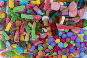 Hart-, Gelée- und Gummibonbons, aber auch z. B Dragées, Kaugummis und Marzipanprodukte verkauften sich 2021 schlechter als im Vorjahr. Ein Plus von rund 34 Prozent gab es einzig bei den Weichbonbons zu verzeichnen.