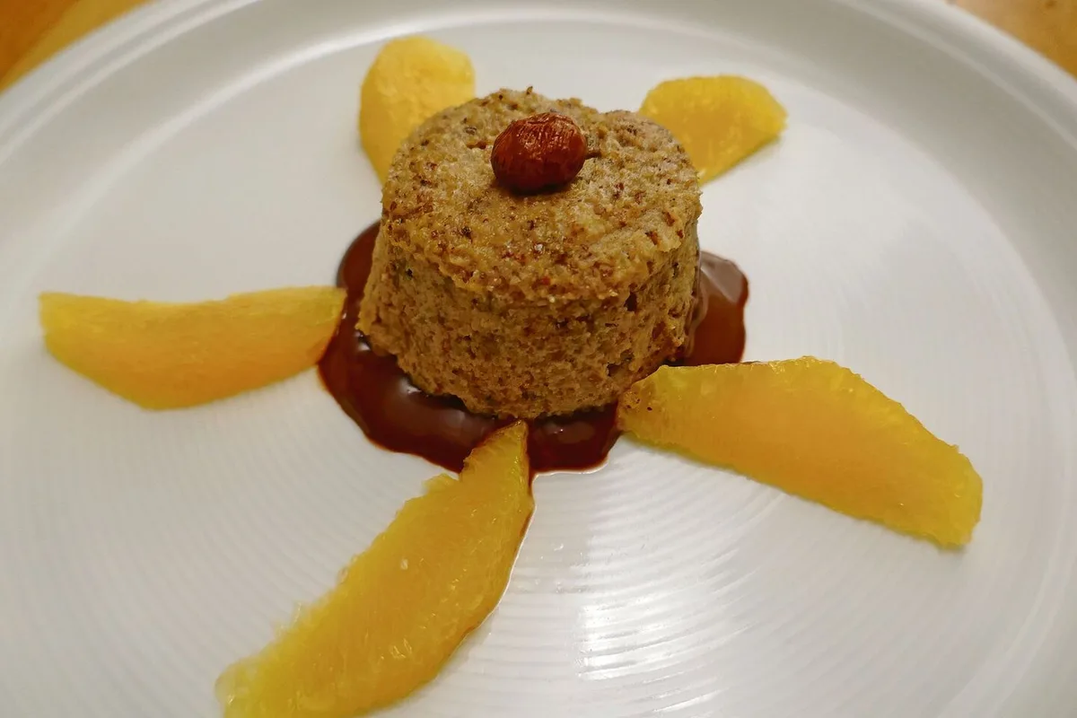Es muss nicht immer Gelatine sein. Dieses Nussköpfli auf Schokoladensauce wurde mit Agar-Agar gebunden. Es entwickelt seine Gelierfähigkeit erst beim Erhitzen.