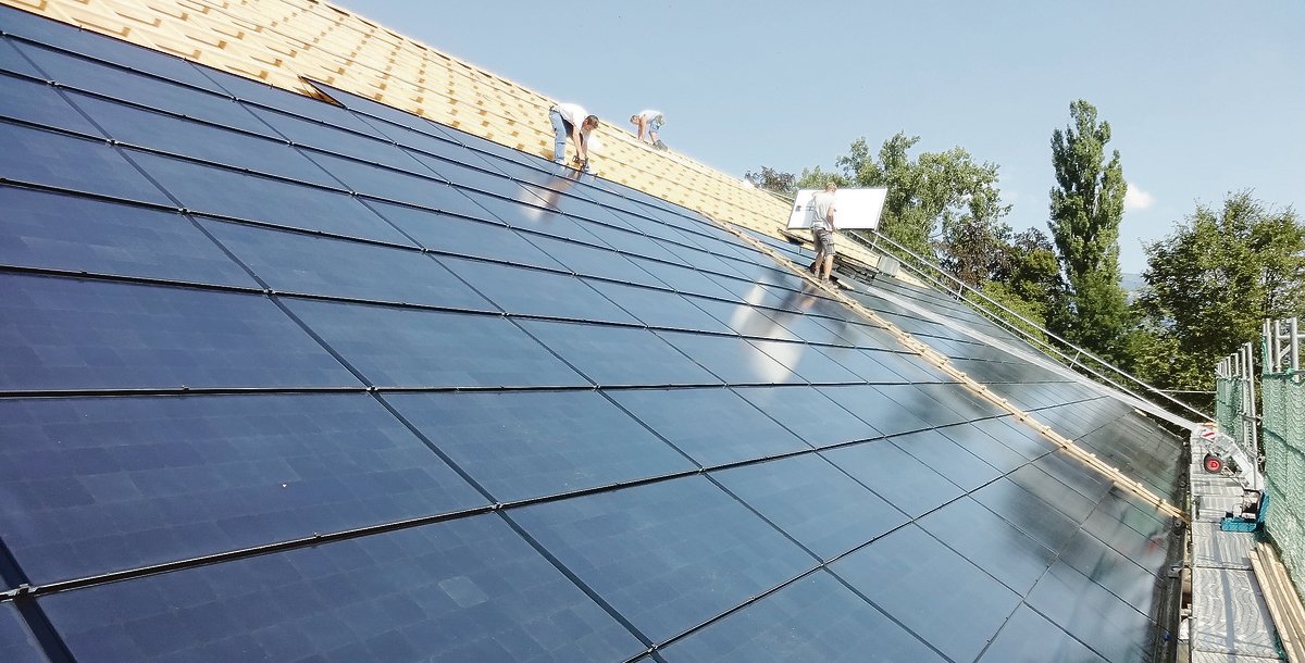 Es werden wieder mehr Dächer mit Photovoltaik-Modulen belegt. Zwar eher weniger  Grossanlagen wie früher (Bild), sondern vermehrt Anlagen bis 30 kVA für den Eigenverbrauch des Solarstroms.  (Bild Josef Scherer)
