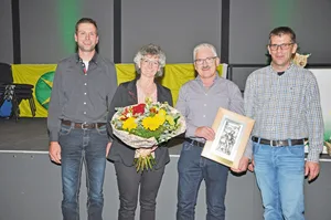 Ehrung von Ruedi Achermann mit Frau Gabriele, durch Marcel Niffeler (l.) und Martin Fuhrimann (r.).