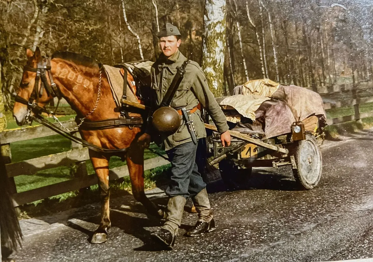In Vollmontur: Hans Gerber marschierte unzählige Kilometer neben seiner treuen Stute, die noch einen Halsbrand erhielt.