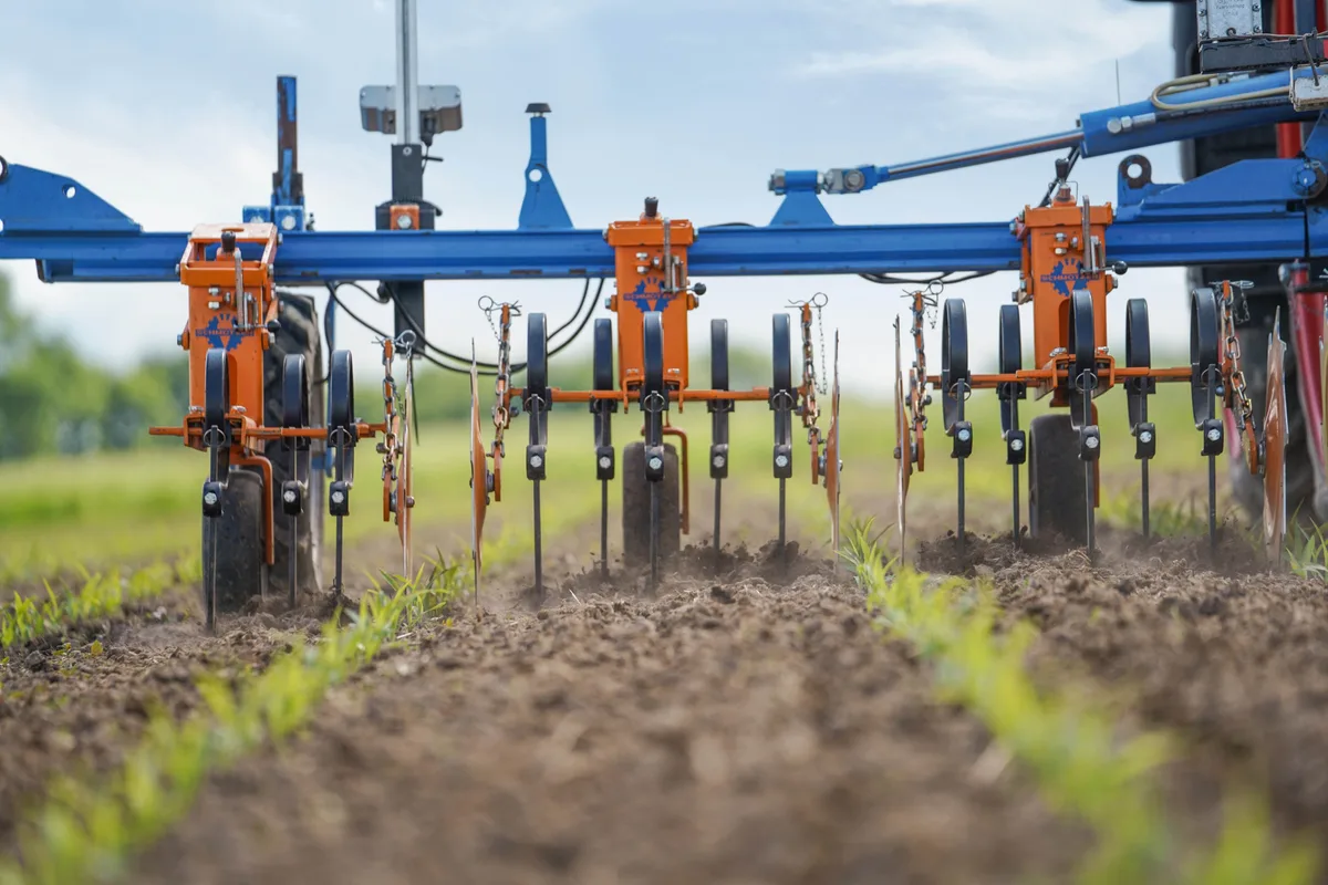 DG_26-07_FoKo_Agroscope.jpg Digitale Technologien wie dieses kameragesteuerte Hackgerät ermöglichen eine Reduktion des Pflanzenschutzmitteleinsatzes.