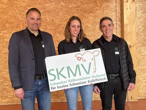 SKVM-Präsident Marcel Dettling präsentiert zusammen mit der neuen Geschäftsführerin Andrea Wiedmer und Wendelin Jud von der St. Galler Sektion die neue Hoftafel.