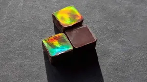 Ganz ohne Färbung, allein durch eine Strukturprägung schillern diese Pralinen farbig. (Bild © ETH Zürich)