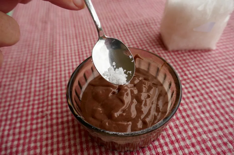 9d6ff0a06d316b7d4a434fb5d38e2aa86b9a2304 Ein wenig Fleur de Sel über die Schokoladen-Küchlein-Masse vor dem Backen. Die Geschmacksexplosion ist garantiert. (Bild Monika Neidhart)