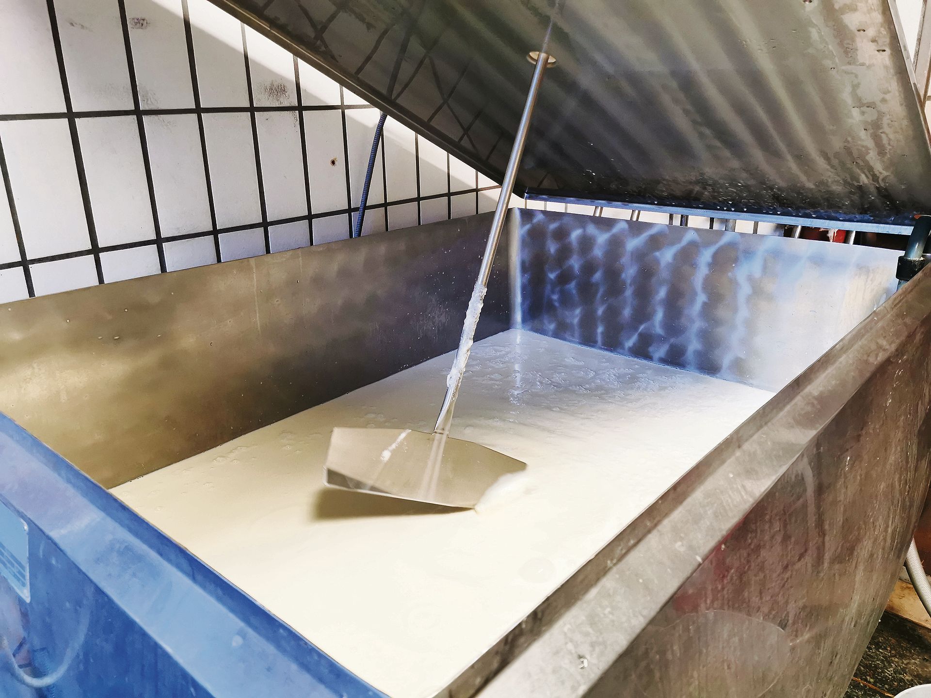 Die Qualität der Milch ist genau geregelt. Bei zu häufig zu hohen Keim- oder Zellzahlen droht eine Milchliefersperre. Bei jedem Nachweis von Hemmstoffen sofort. (Bild sb)