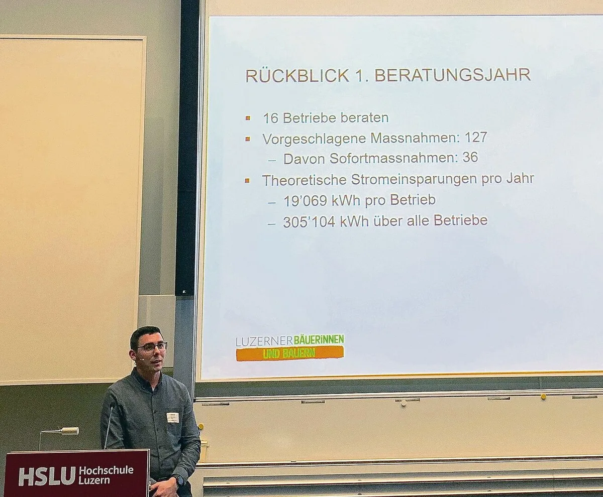 Raphael Heini informiert am Energie-Apéro über die Erfahrungen der Energieberatung der Luzerner Landwirtschaft.