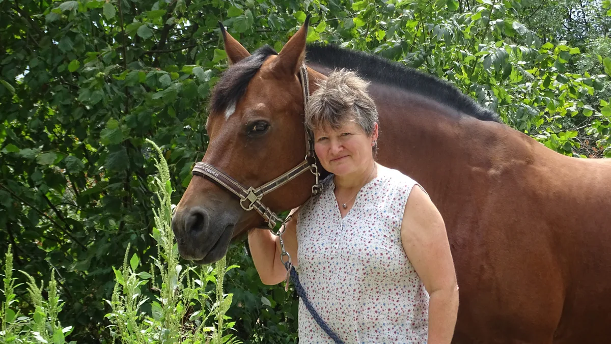 Käthi L. hat nach dem Tod des Sohnes verschiedene Phasen der Trauer durchlebt. Bei den Pferden findet sie Trost. 