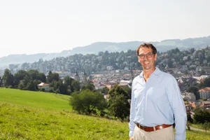 Der Landwirt und Agronom FH übergab 2020 seinen Hof an Sohn und Schwiegertochter. Nach verschiedenen Weiterbildungen bietet er in der eigenen Praxis Coaching, Paarberatung und Mediationen an.In dieser Rubrik beantwortet er in loser Folge Fragen aus seinem Beratungsalltag.