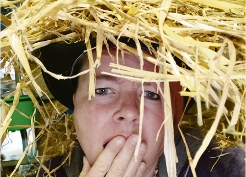 6ddf55db8edf9aac1d1fa93cac27c862f4d83f61 Redaktorin Daniela Joder hat einige Nächte im Stall zugebracht und auf das Fohlen gewartet. (Bild Selfie)