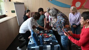 Irene Angehrn (links) zeigt, wie sie ausgediente Sachen zu etwas Neuem verarbeiten hat. So wurden etwa aus alten Hemden Kissenbezüge oder Jeans zu einer Patchworkdecke.