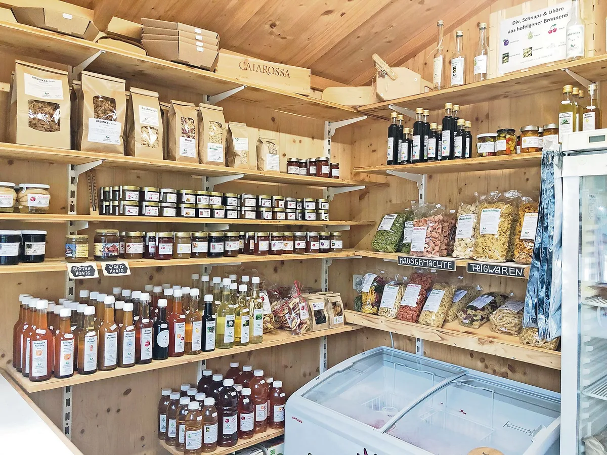abfd7c030728c3791c3ebed4eec2a8b0d90f2e92 Blick in den Hofladen: Über 150 Produkte stellt Familie Meier in Eigenproduktion her.(Bild Rahel Iten)
