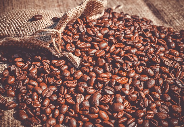 Zurzeit halten 15 Unternehmen 15'300 Tonnen Rohkaffee in Säcken an Lager. Nach Angaben des Bundesrates deckt dies den Kaffeebedarf der Schweiz für drei Monate. (Symbolbid Pixabay)