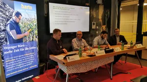 Landwirt Marc Grüter(r.) präsentiert seine Erwartungen an die Digitalisierung. (Bild sbu)