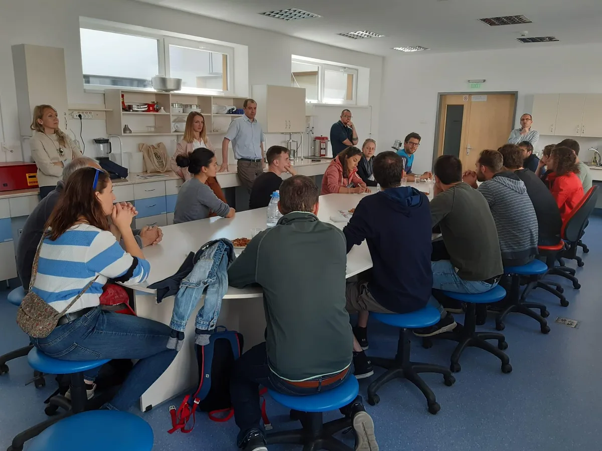 503d652d4590f739dadcd1005f7fff9601adcc92 An der Fakultät in Miercurea Ciuc wird unter anderem daran geforscht, welche Bakterienstämme sich positiv auf das Pflanzenwachstum auswirken können. (Bild Linda Hänggeli)