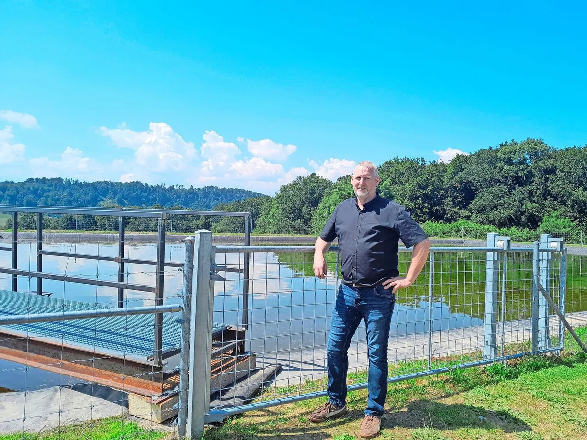fb28e0e39181e5e9122bb9b6b9aa37763e3d55359e0649c110b7896bf961a2ca Didier Banderet vor seinem Regenwasserbecken: Dieses ermöglicht ihm, seine 9 Hektaren Kartoffeln zweimal zu bewässern.