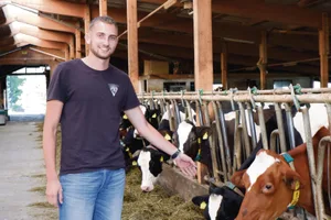 Robin Philipona arbeitet in einem Teilzeitpensum auf dem elterlichen Betrieb. Die Zukunft der Milchwirtschaft liegt dem jungen Agronomen besonders am Herzen.