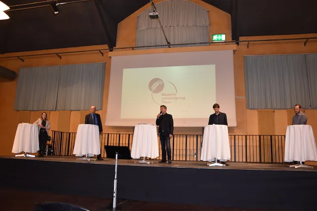 b620ee63f2e72e677de977d66995691f7da73a14 Stefan Geissbühler, Chefredaktor Thuner Tagblatt (Mitte), leitete das Podium (v. l. n. r.) Leana Waber, Markus Ritter, Kilian Baumann und Beat Kämpf. (Bild Peter Fankhauser)