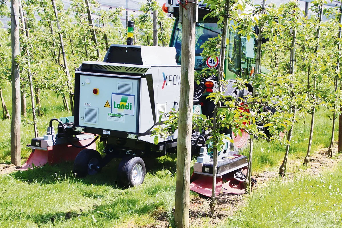 Mit dem X-Power ist die Unkrautbekämpfung zwischen den Baumreihen möglich. Über Elektroden wird Strom in die Grünpflanze eingeleitet, was sie  nach wenigen Minuten zum Absterben bringt. (Bild RoMü)