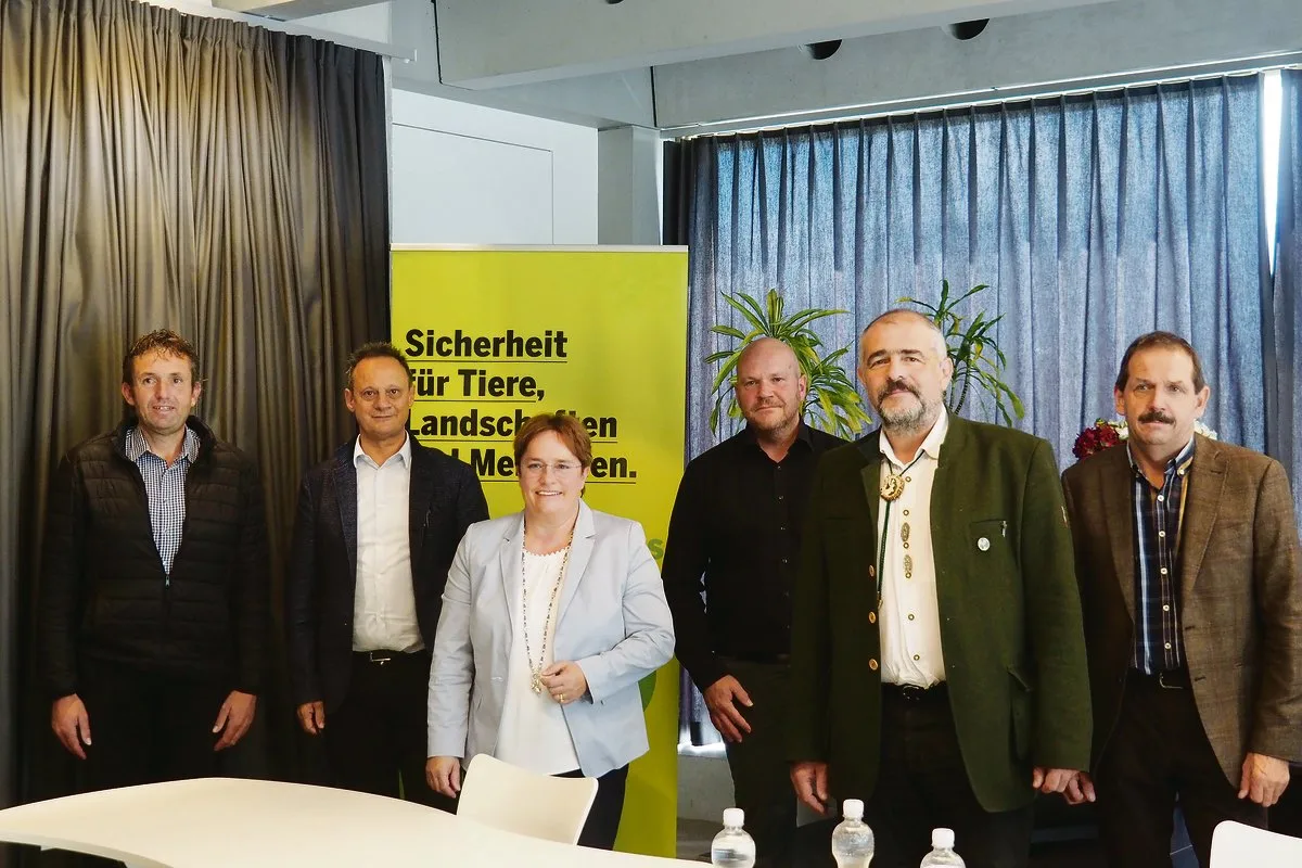 aa3c2cc383f2e077a94a92942342d054b5a2e87b Sie referierten in Chur (v. l. n. r.): Thomas Roffler, Stefan Engler, Magdalena Martullo-Blocher, Martin Renner, Robert Brunold und Moderator Duri Campell.(Bilder chw))
