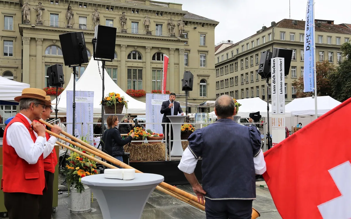 Die Sichlete baut Brücken, trotz Regen und Corona