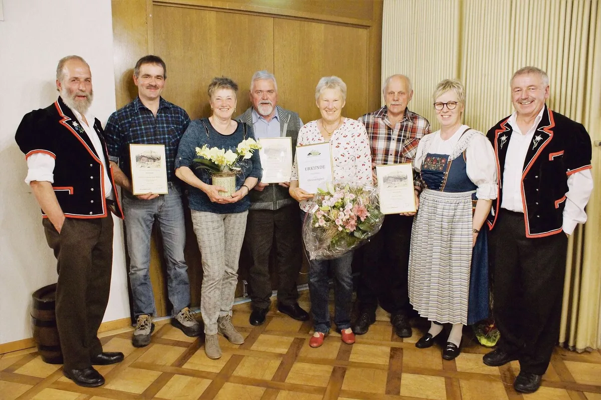a9acfe3f23f7f99b101b73f1f8554a8dd2d4eaed81e159cc2108b45b639c0264 Ehrungen für Peter Wüthrich, Andreas Fahrni, Monika und Gabriel Wey-Kurmann, Heidi Häfliger, Hans Vogel, Bethli Portmann und Pius Schmid (v. l. n. r.).