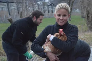 Helferin Simone Maurer mit geretteter Henne. (Bild Susy Utzinger Stiftung)