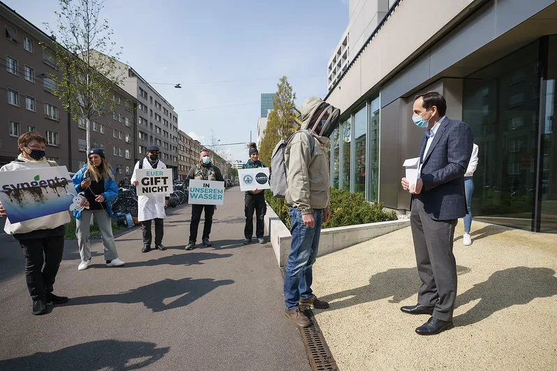 47b5c114f7868253b72cd6d07d9c1dbc5064bf60 Syngenta-Länderpräsident Roman Mazzotta nimmt die Petition entgegen. Dem Konzern sei der direkte Dialog mit den Organisatoren wichtig, begründet der Konzern. (Bilder Vereinigung für eine Schweiz ohne synthetische Pestizide)